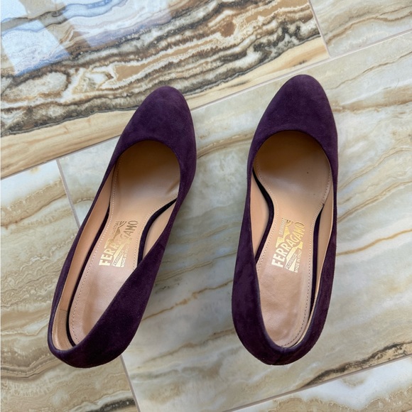 Salvatore Ferragamo Wedge Pumps 9B Plum Purple Suede Gold Chain - Picture 2 of 13